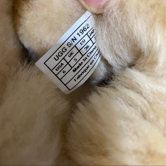 UGG BAILEY BUTTON TRIPLET II BOOT - Picture 8 of 8